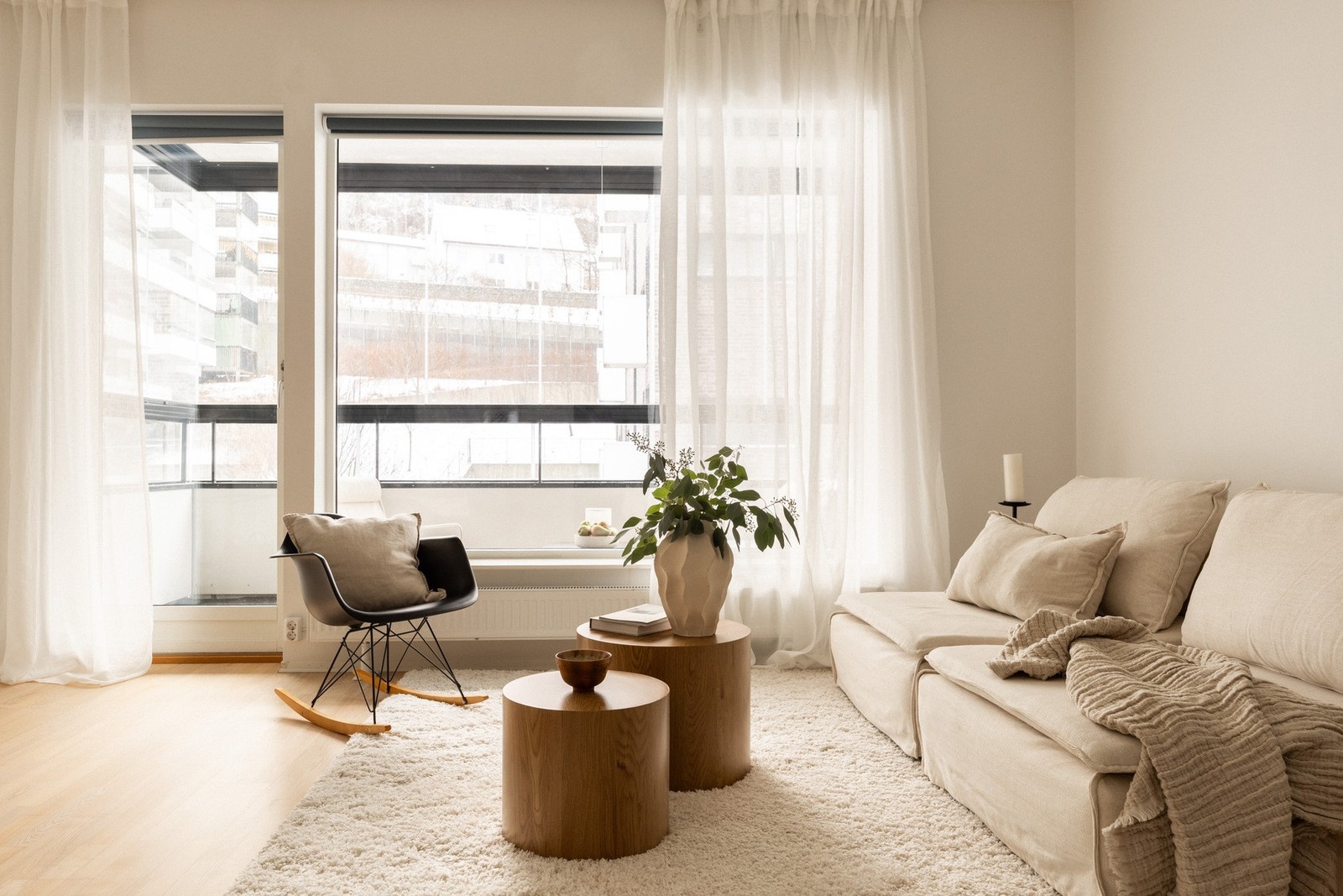 Store vindusflater slipper inn rikelig med naturlig lys. Galleribilde