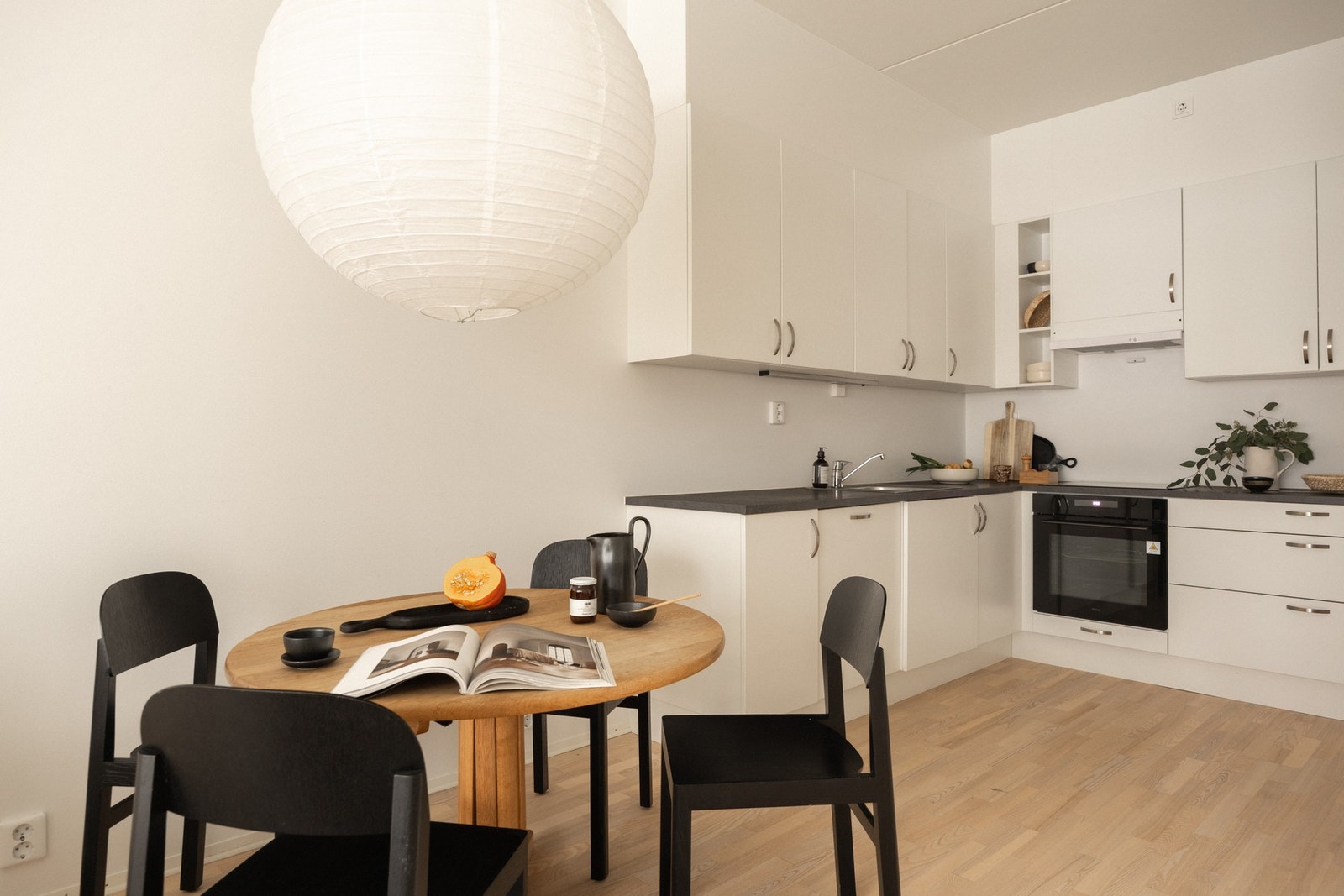 Stuen og kjøkenet ligger i en sosial åpen løsning. Galleribilde