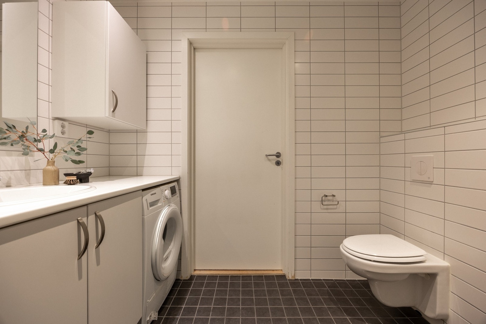 Det er gulvvarme, samt himling med downlights. Galleribilde