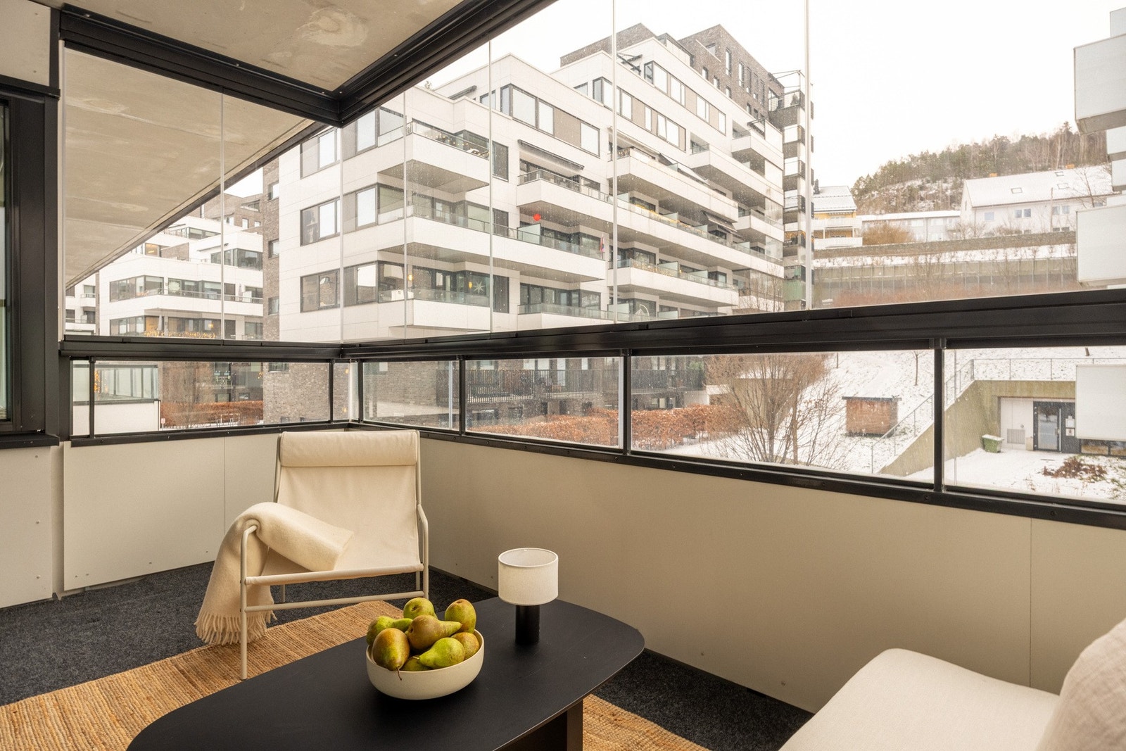 Leiligheten har en stor, innglasset balkong på hele 11 kvm. Galleribilde