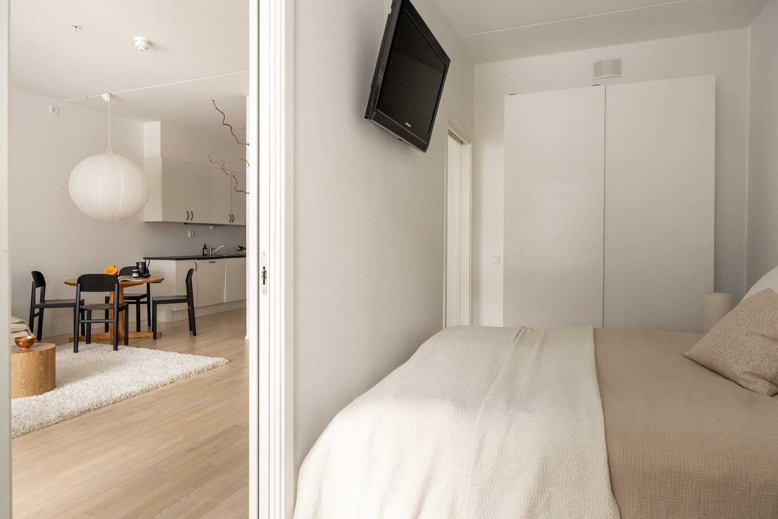 Det er også god plass til oppbevaring i medfølgende garderobeskap. Galleribilde