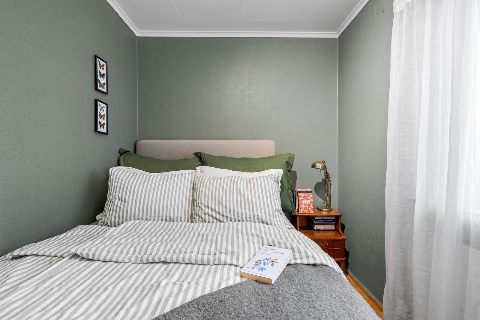 Soverommet byr på rikelig med naturlig lys Galleribilde