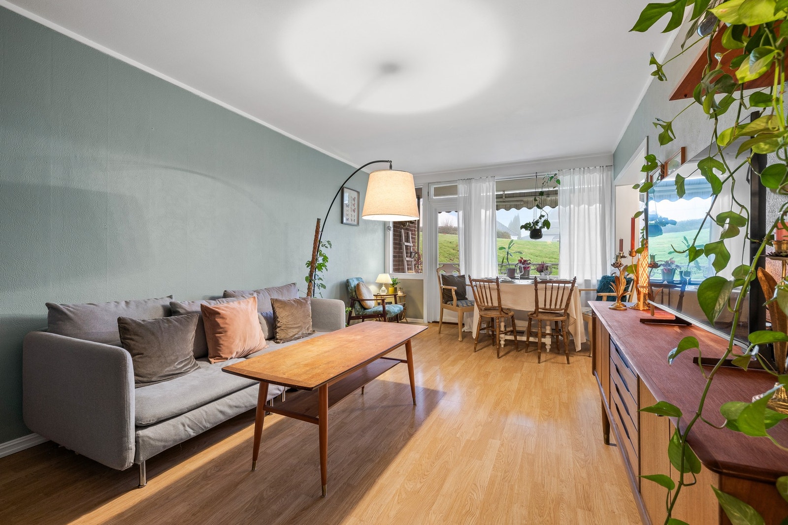 Romslig stue med åpen løsning til spisestue Galleribilde