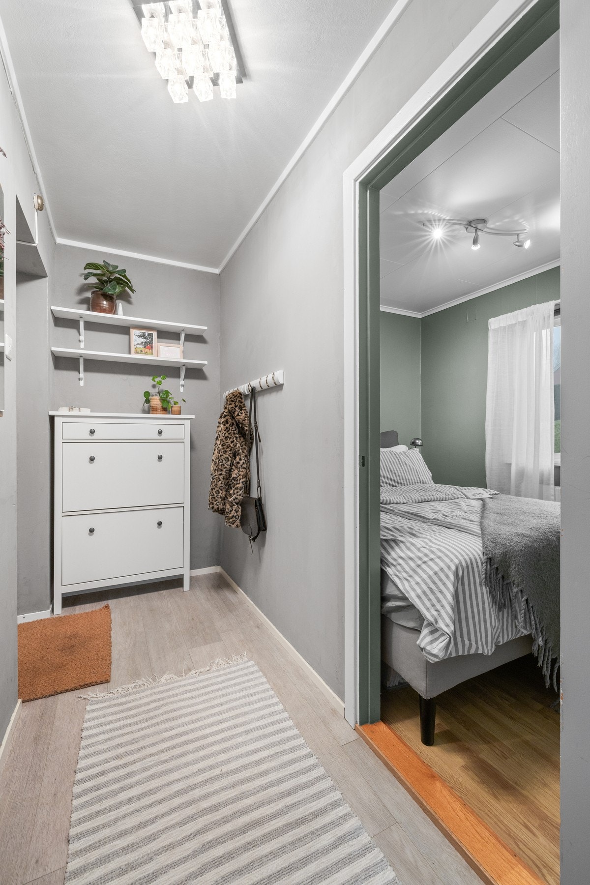 Fra entreen har du inngang til soverommet Galleribilde