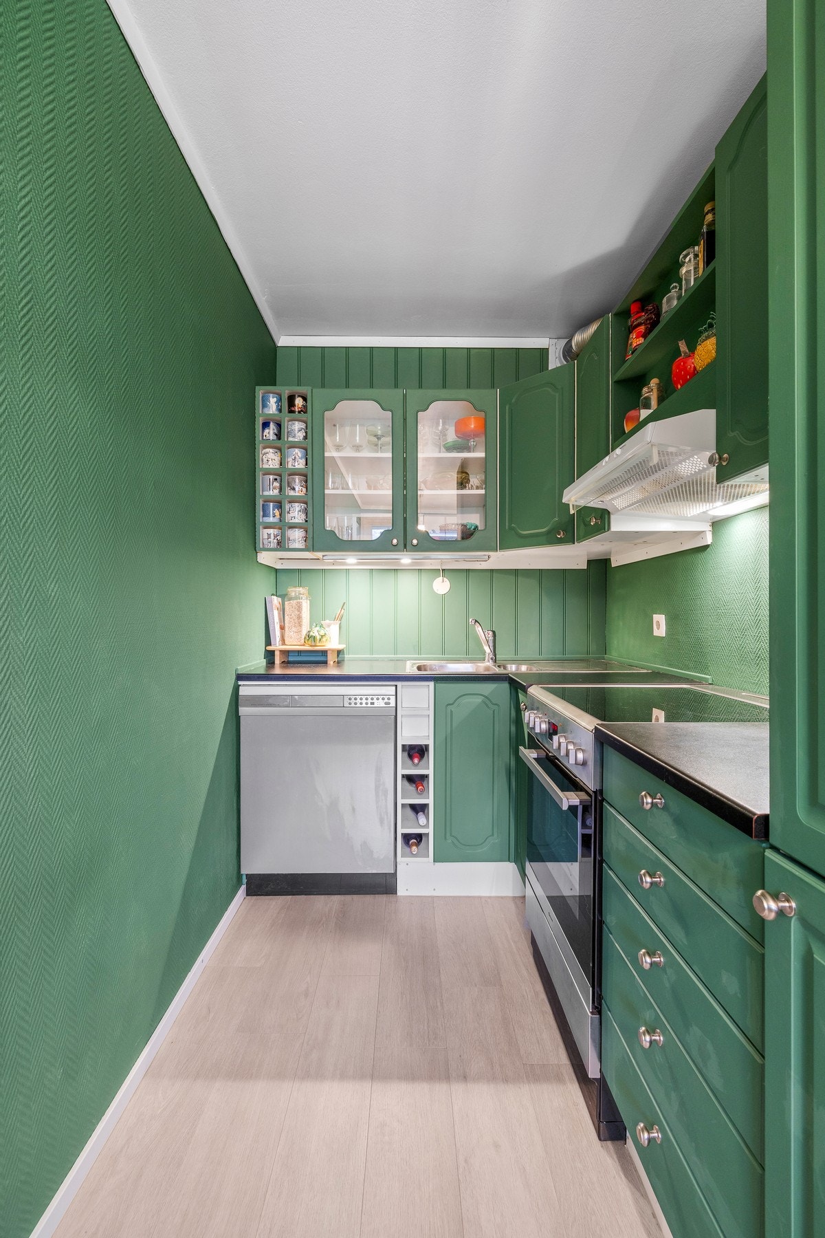 Kjøkkenet har rikelig med oppbevaringsplass og gode arbeidsflater Galleribilde