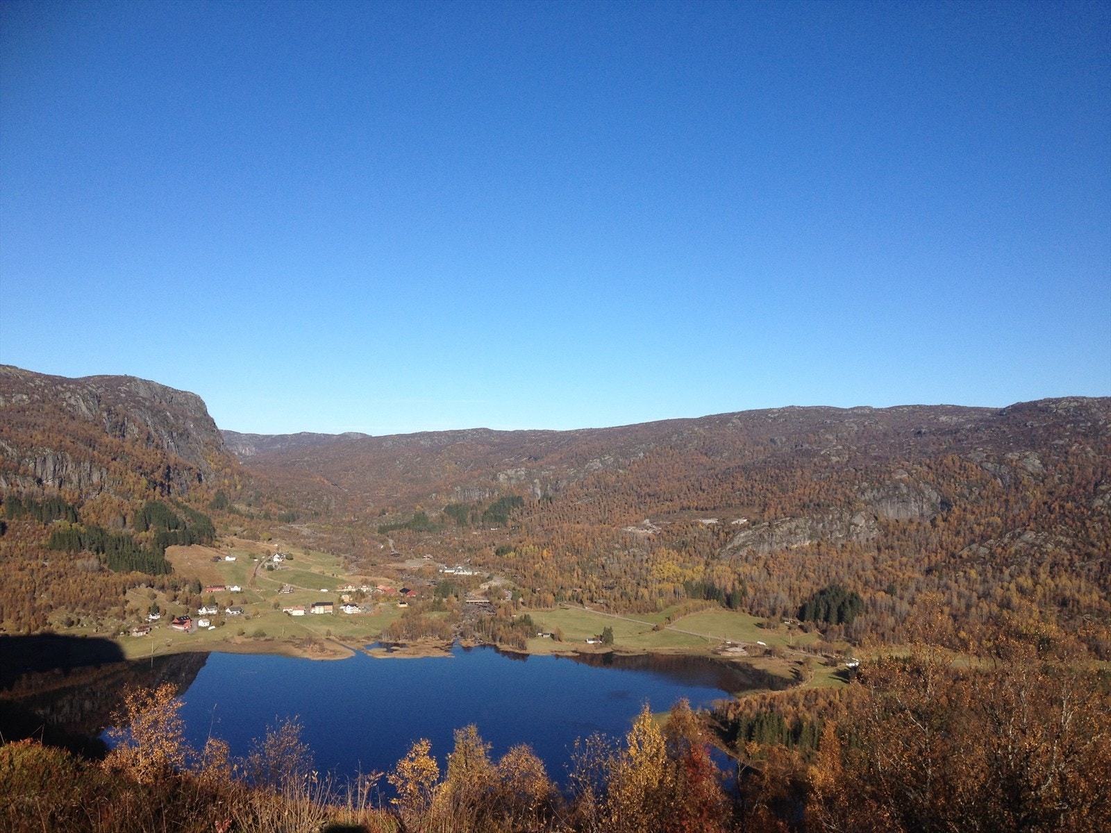 Ljoslandsgrenda sett fra Nedre Ørnefjellvegen Galleribilde