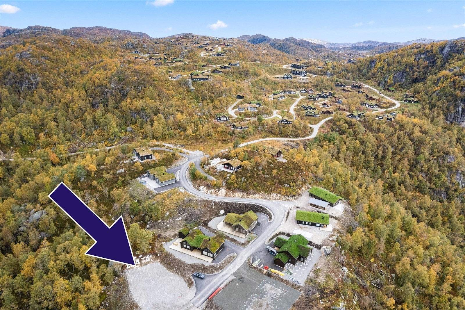 Tomten ligger innerst i en blindvei og grenser til fri område på to sider Galleribilde