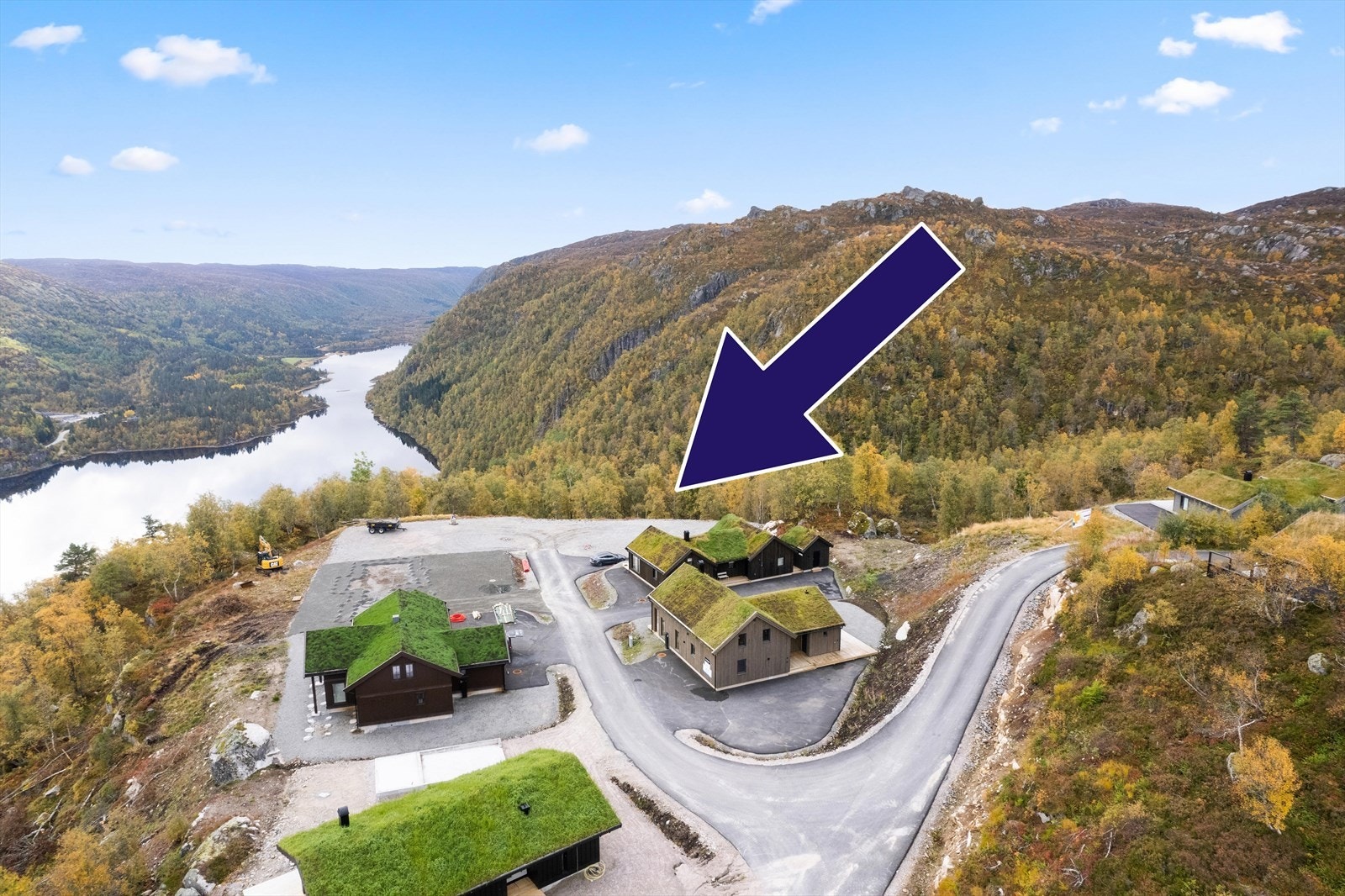 Flott beliggenhet med slående utsikt mot Ljoslandsvatnet og dalen Galleribilde