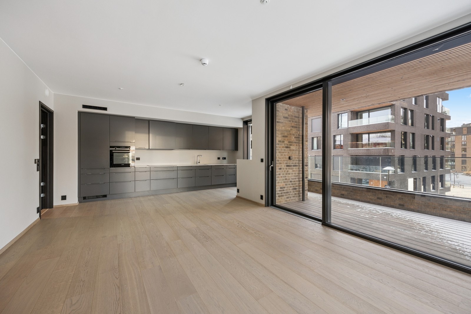 Åpen stue kjøkken løsning med flere møbleringsmuligheter Galleribilde