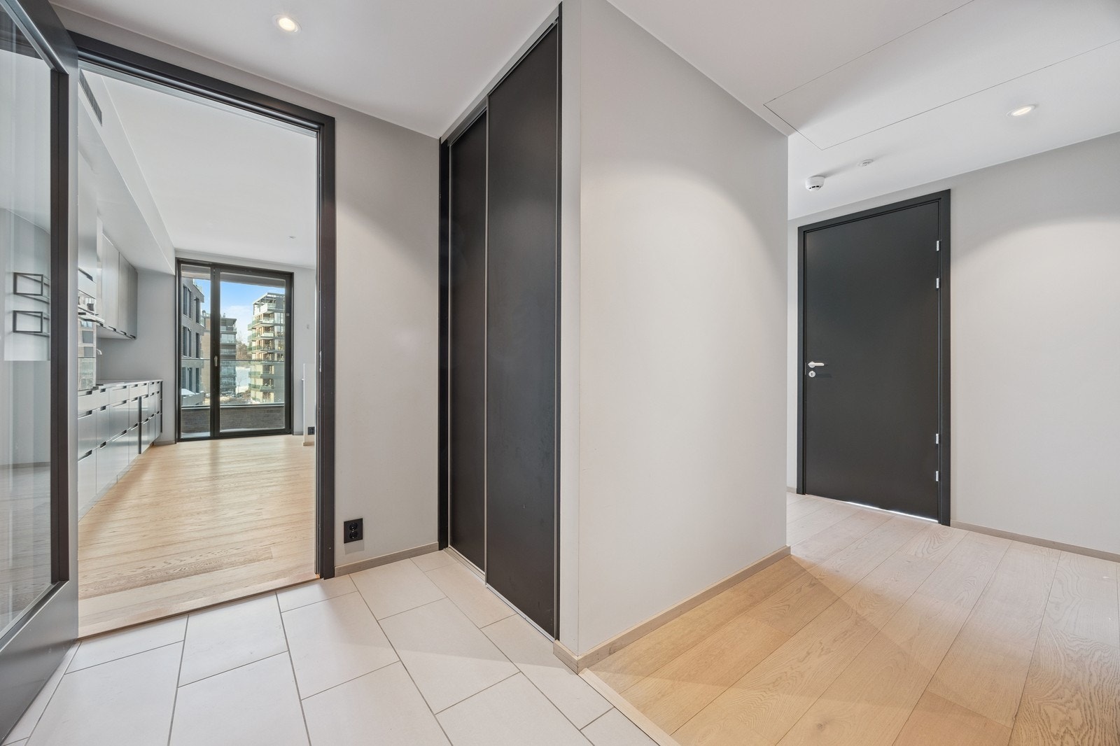 Flislagt entrè med skyvedørsgarderobe Galleribilde