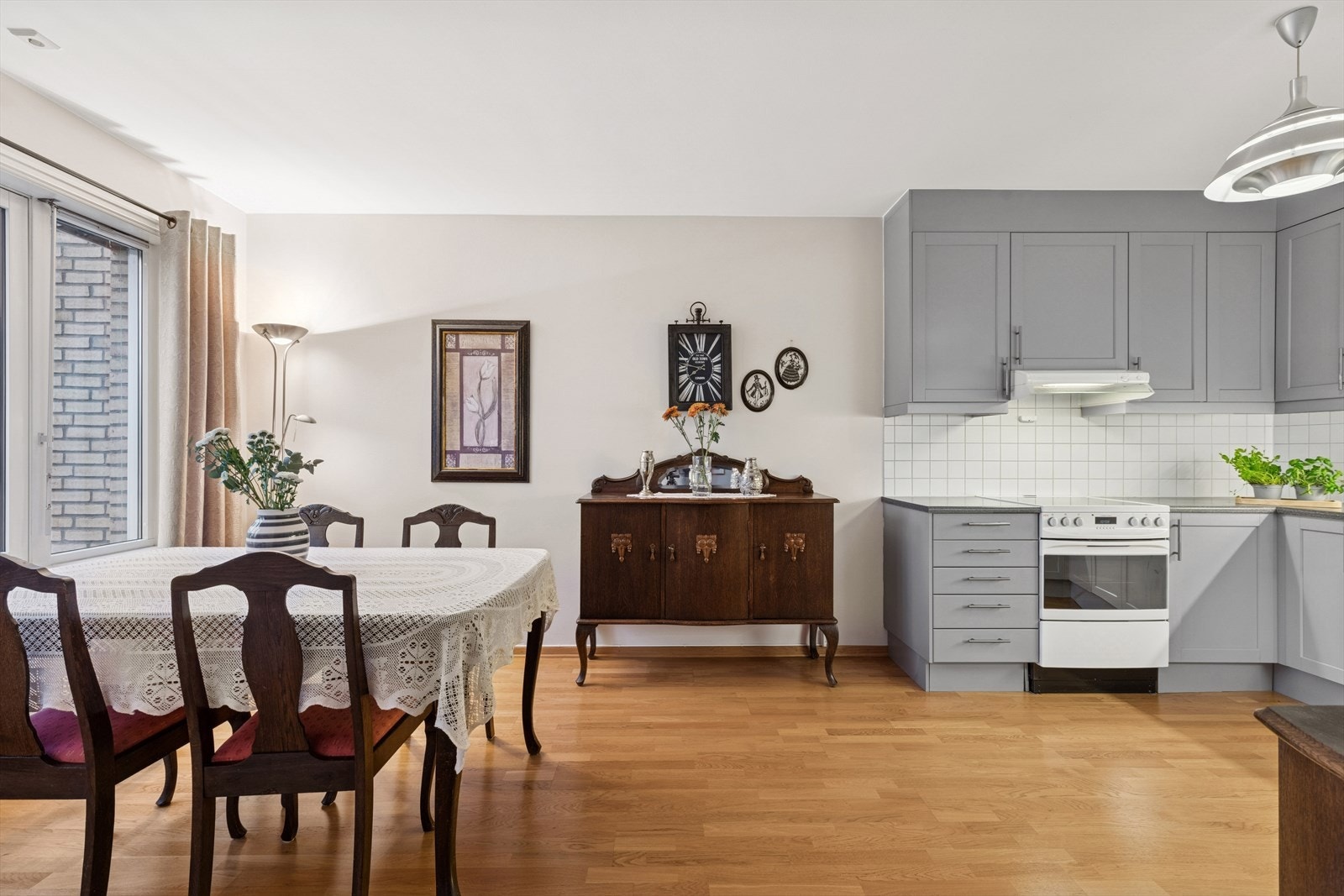 Spisestue og kjøkken i åpen løsning. Galleribilde