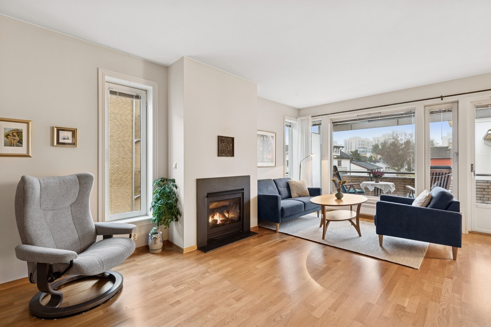 Store vindusflater slipper inn rikelig med naturlig lys, og gasspeisen gir en god varme og komfort. Galleribilde