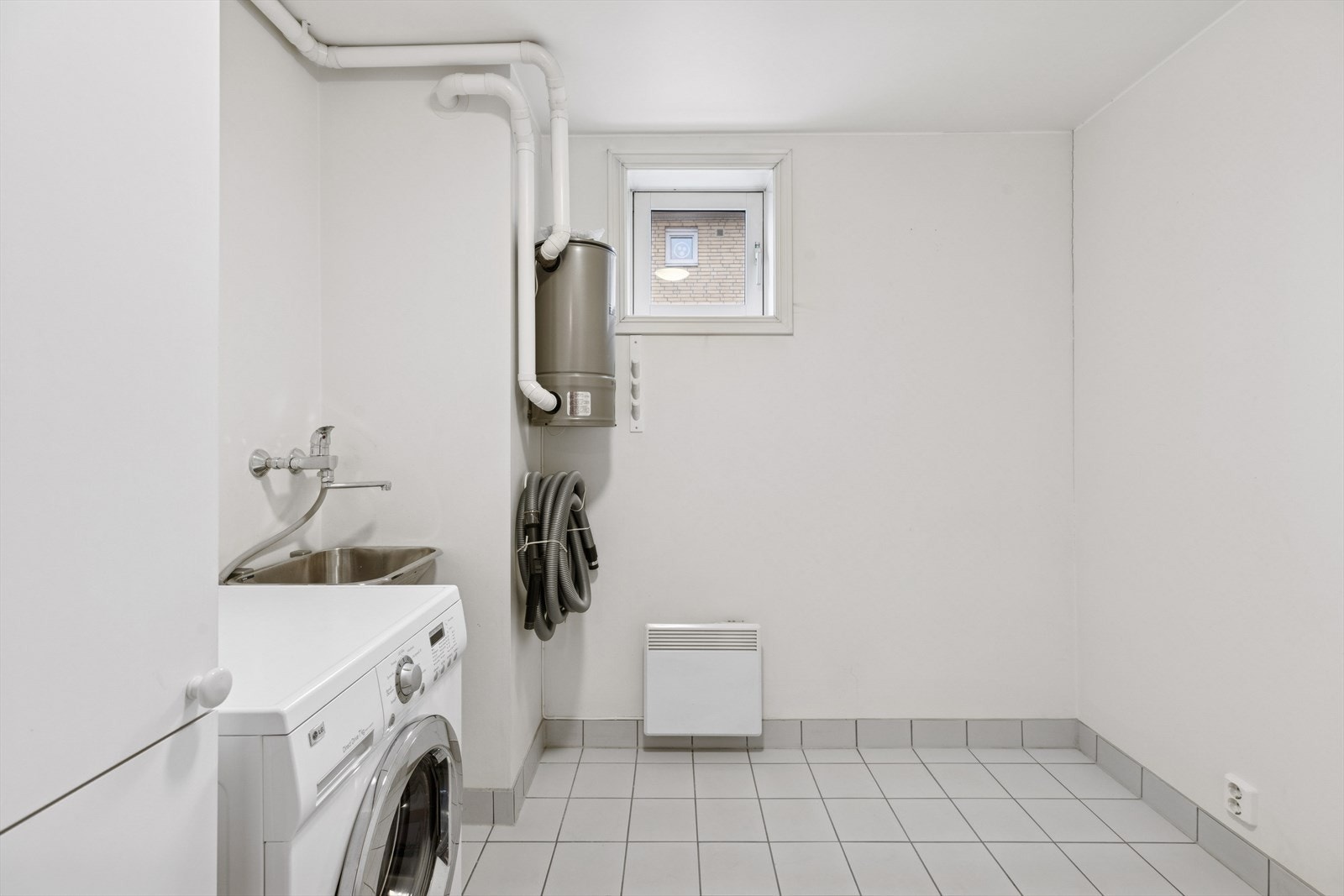 Leiligheten har et eget vaskerom. Utstyrt med utslagsvask og opplegg for vaskemaskin. Galleribilde