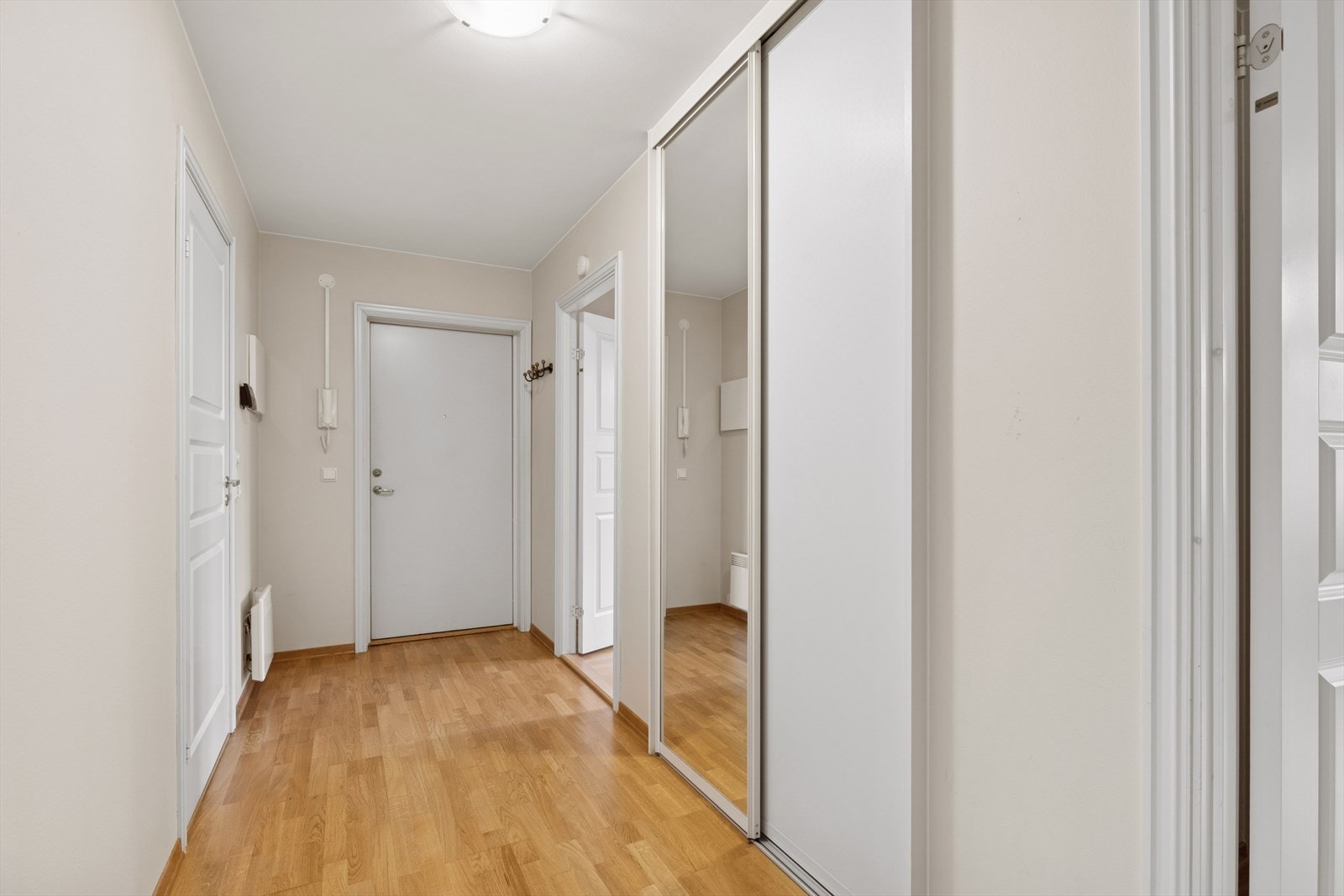 Du kommer inn i en lys gang med garderobeskap for lagring av yttertøy. Galleribilde