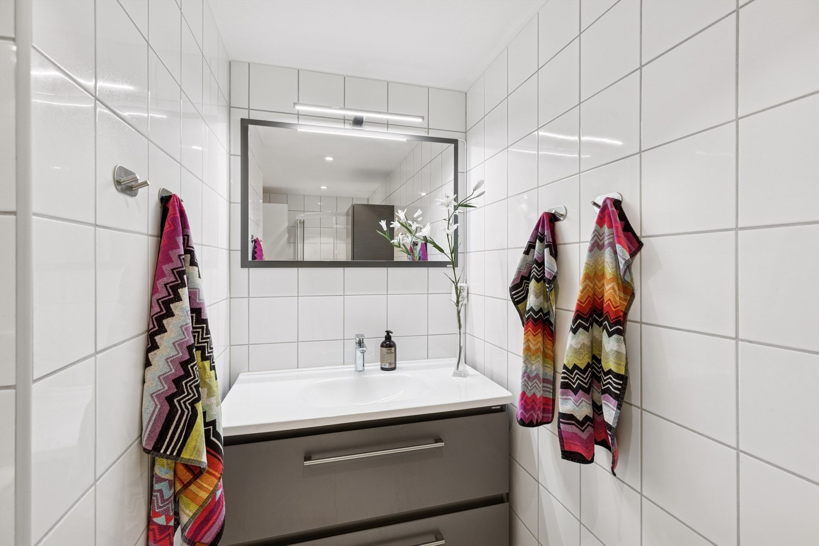 Nyere servant med underskuffer. Galleribilde