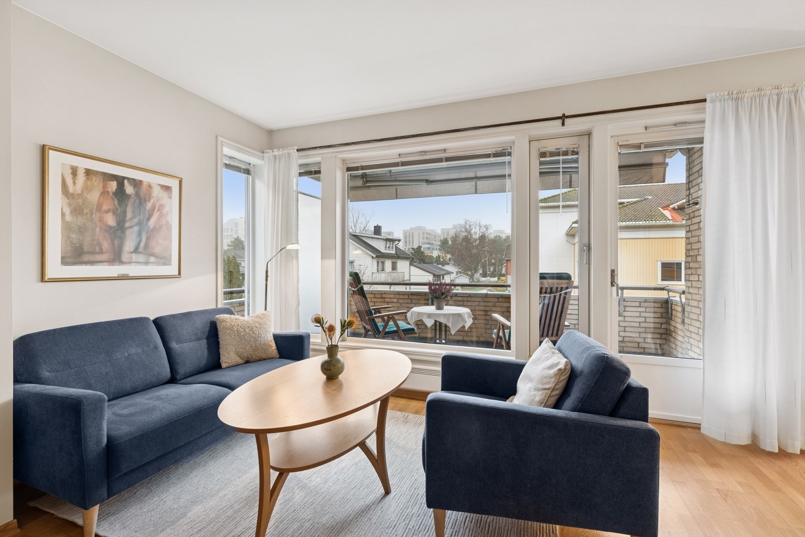 Salongen har sin naturlige plassering. Utgang til balkong. Galleribilde