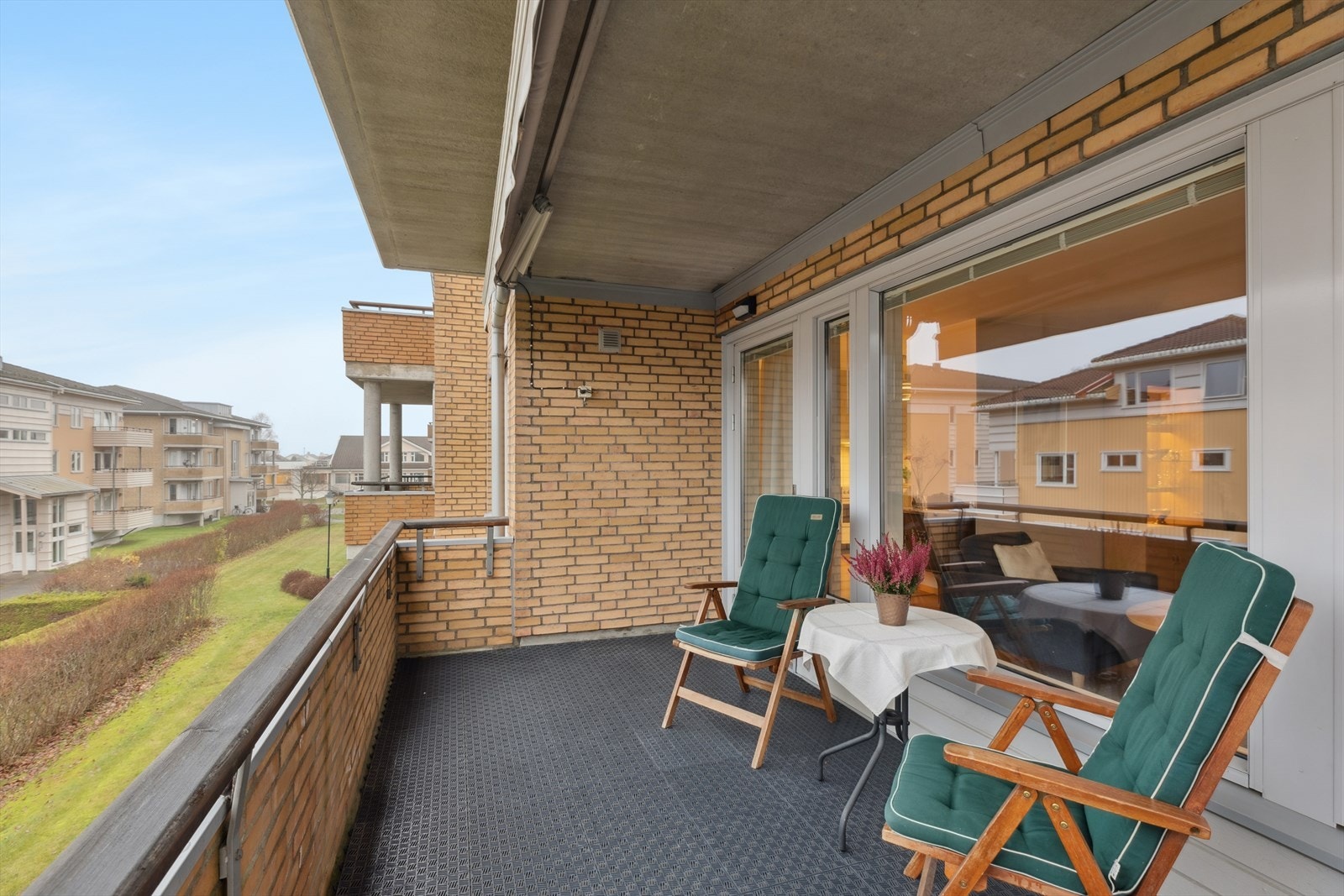 Balkongen gir godt med sol på fine sommerdager. Galleribilde