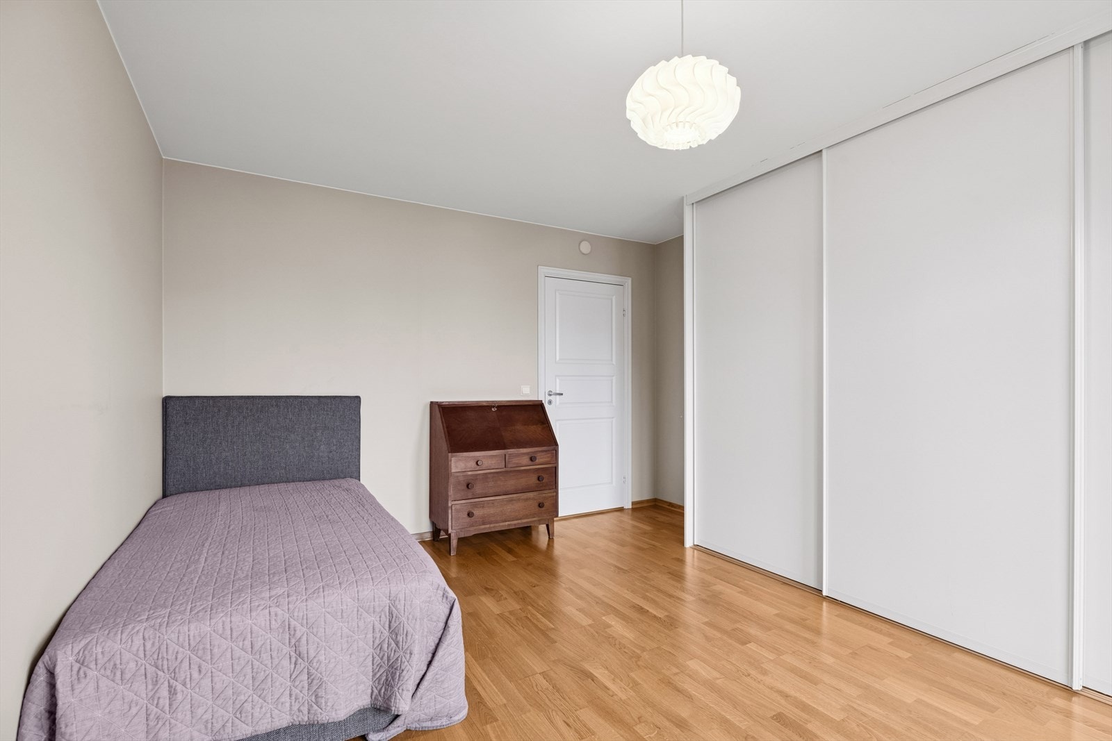 Soverom nummer to er også av god størrelse, og er utstyrt med skyvedørsgarderobe. Galleribilde