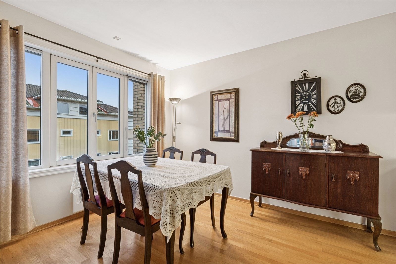 Spisestuen har sin naturlige plassering i vinkelen mellom stue og kjøkken. Her kan du dekke til hyggelige stunder rundt bordet. Galleribilde