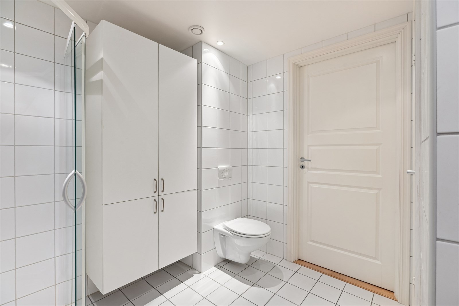 Det er godt med lagring i vegghengte baderomsskap, samt bod i tilknytning til badet. Galleribilde