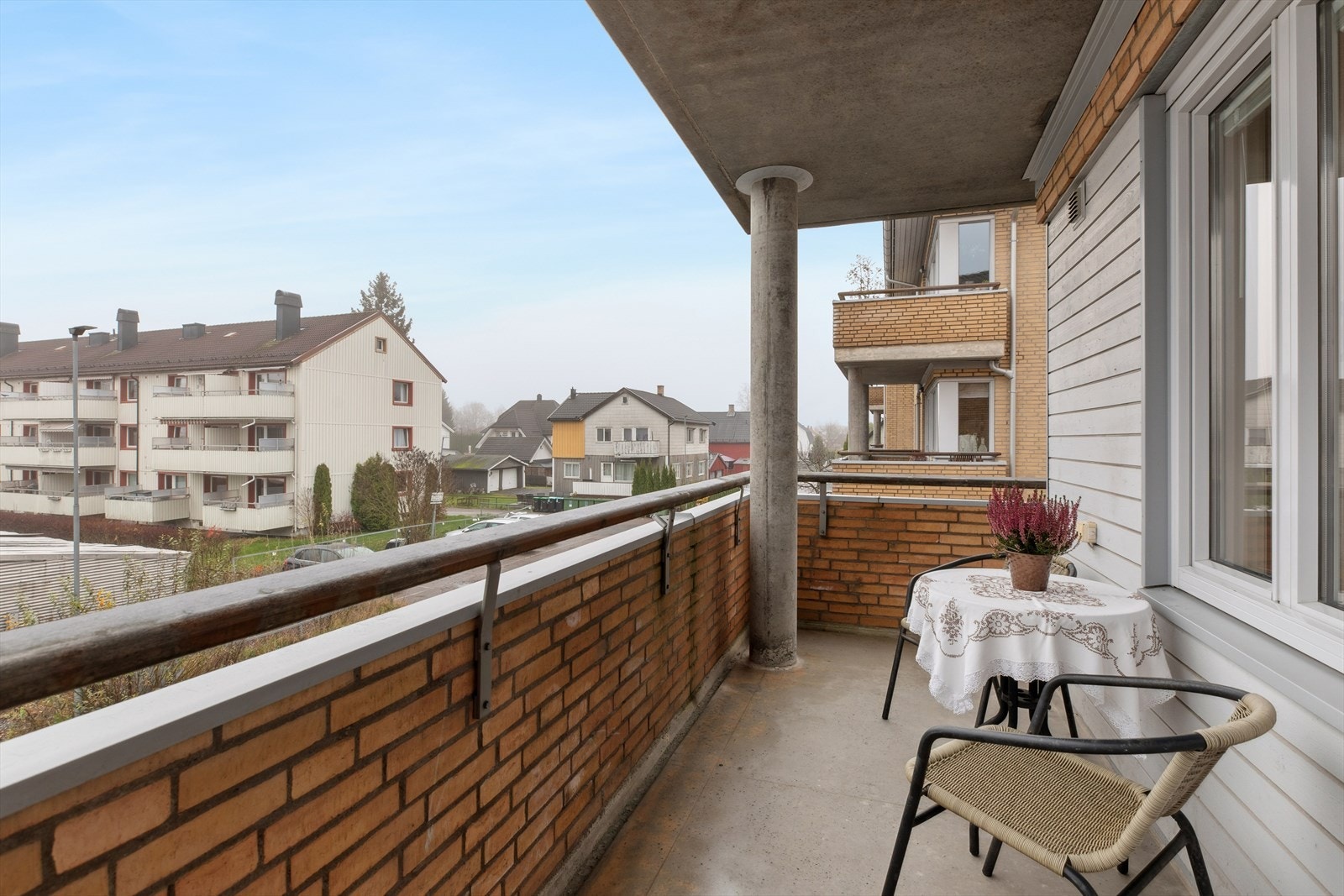 Balkongen har fritt utsyn over nabolaget. Det er plass til cafémøblement. Galleribilde