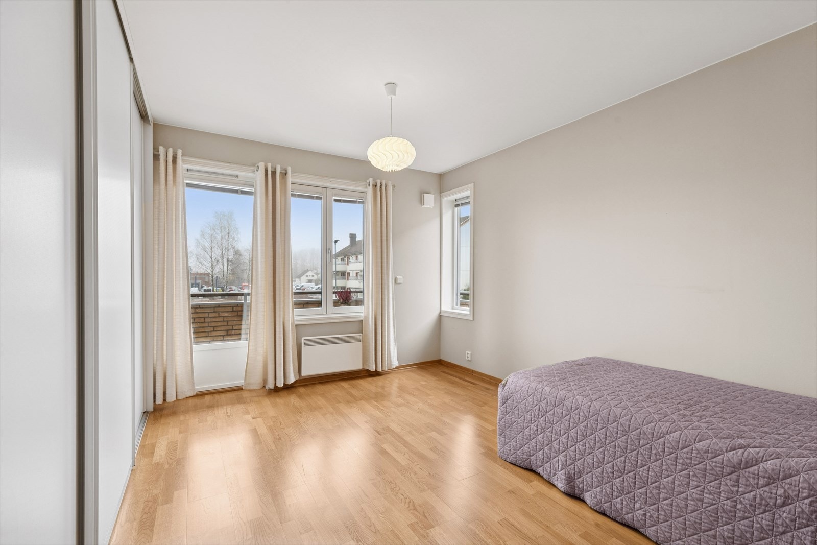 Det er plass til soveromsmøblement, eller annen innredning etter behov. Det er utgang til balkong fra dette soverommet. Galleribilde