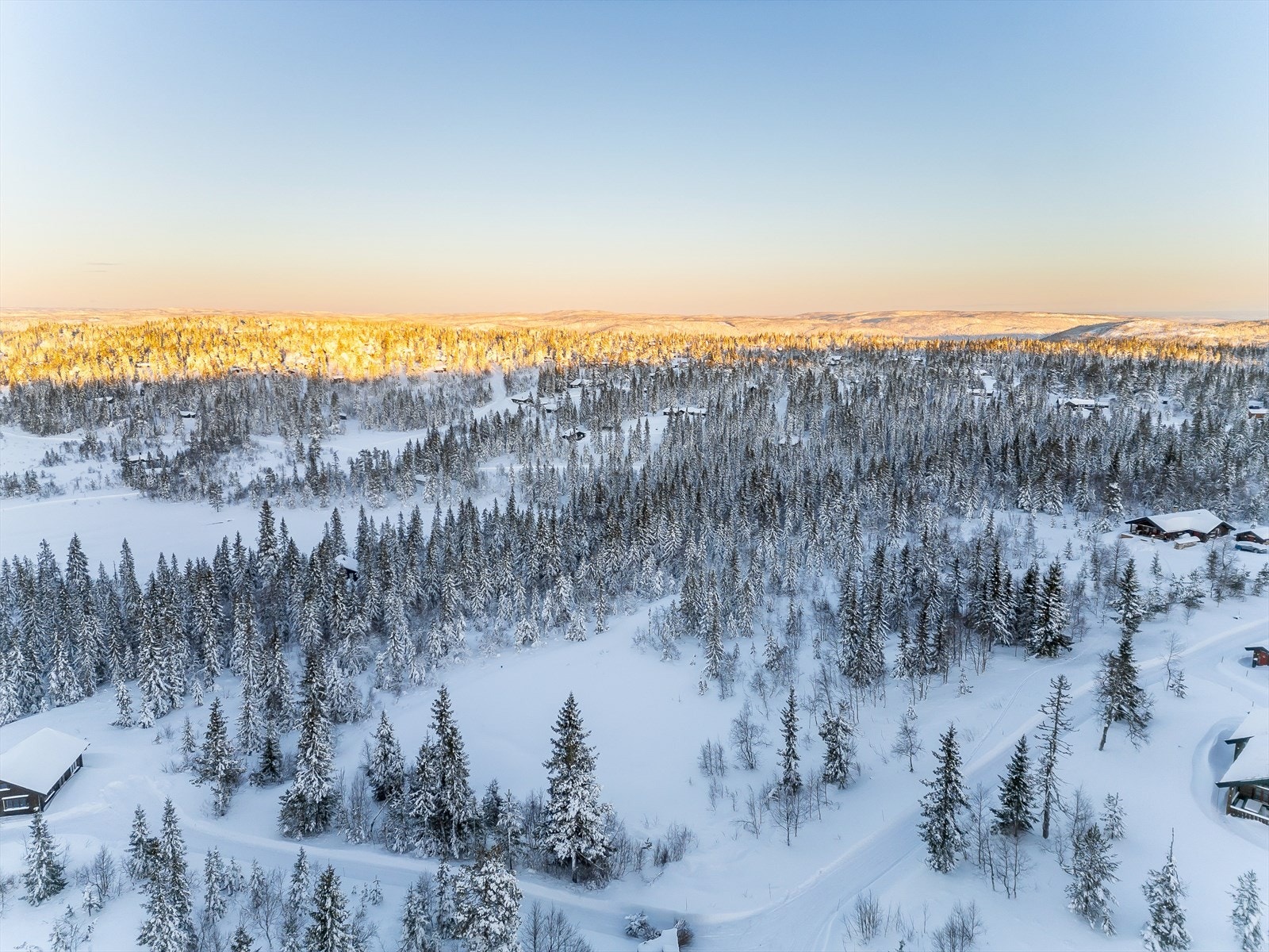 Solrik tomt med vidstrakt utsikt - perfekt for friluftsentusiaster året rundt. Galleribilde