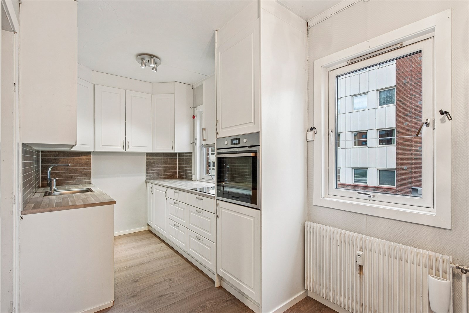 Laminatbenkeplaten gir gode arbeidsflater, og rommet har mekanisk avtrekk. Galleribilde