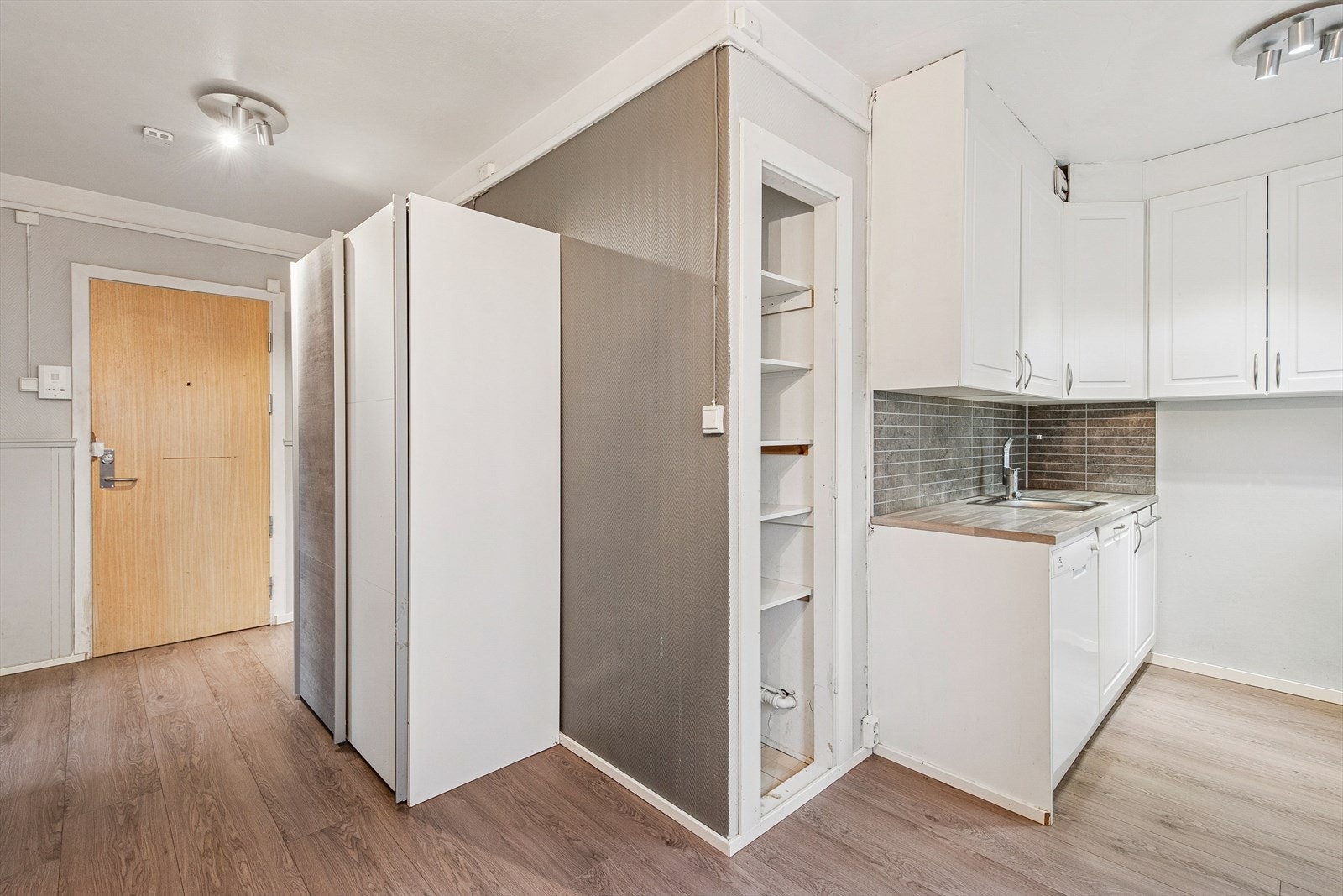 Entrèen gir adkomst til stue, kjøkken og bad. Utstyrt med et praktisk garderobeskap. Galleribilde