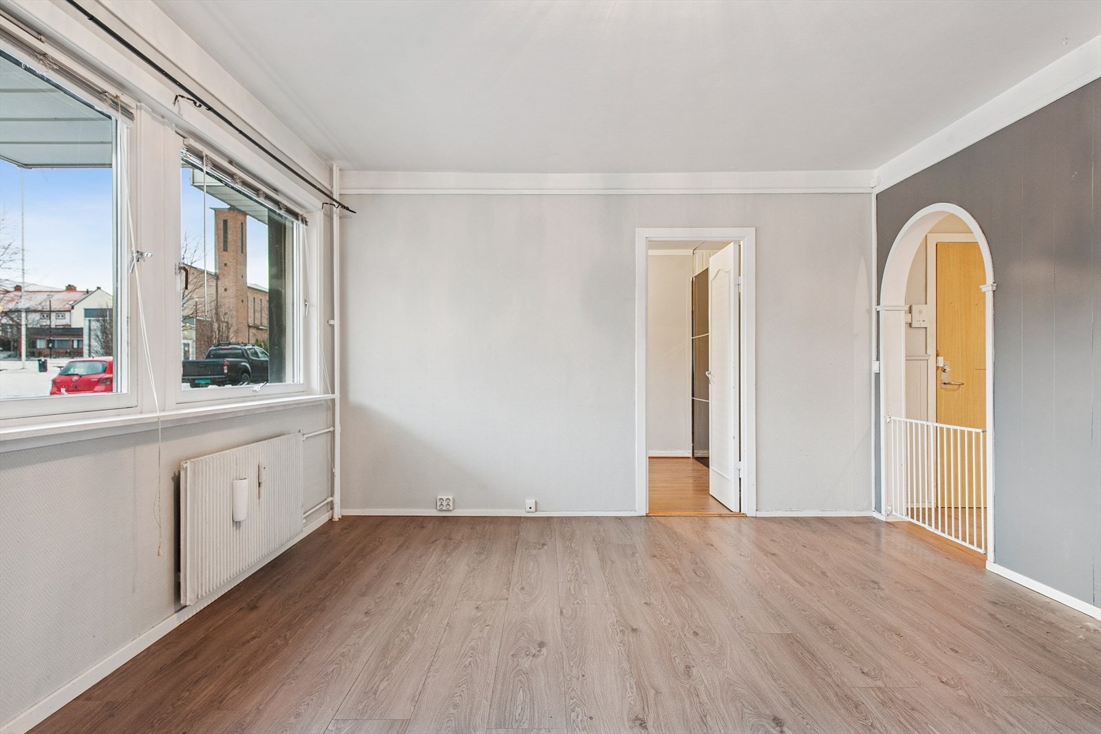 Rommet har laminatgulv og oppvarmes med vannbåren radiator for jevn og behagelig temperatur. Galleribilde