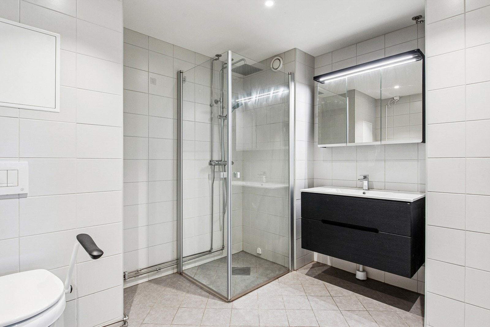 Moderne og helfliset bad som ble totalrenovert i 2018 i regi av borettslaget. Galleribilde