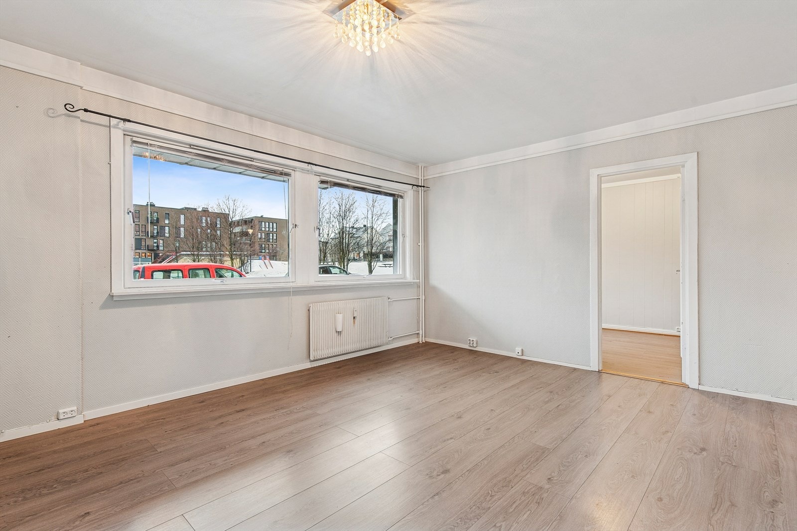 Store vindusflater gir rikelig med naturlig lys og skaper en trivelig atmosfære. Galleribilde