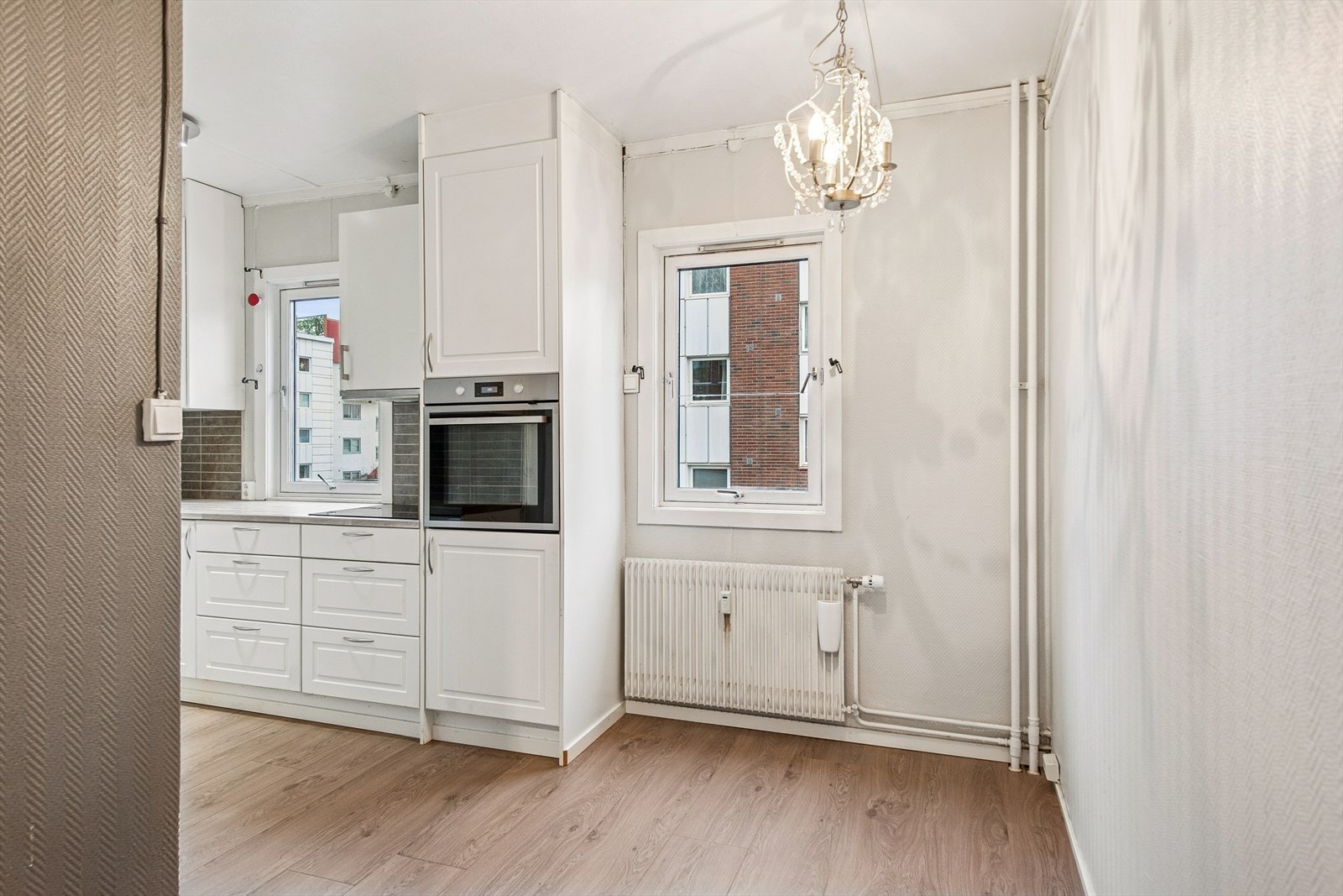 Her er det plass til en spiseplass ved vinduet. Kjøkkenet har integrert stekeovn og platetopp. Galleribilde