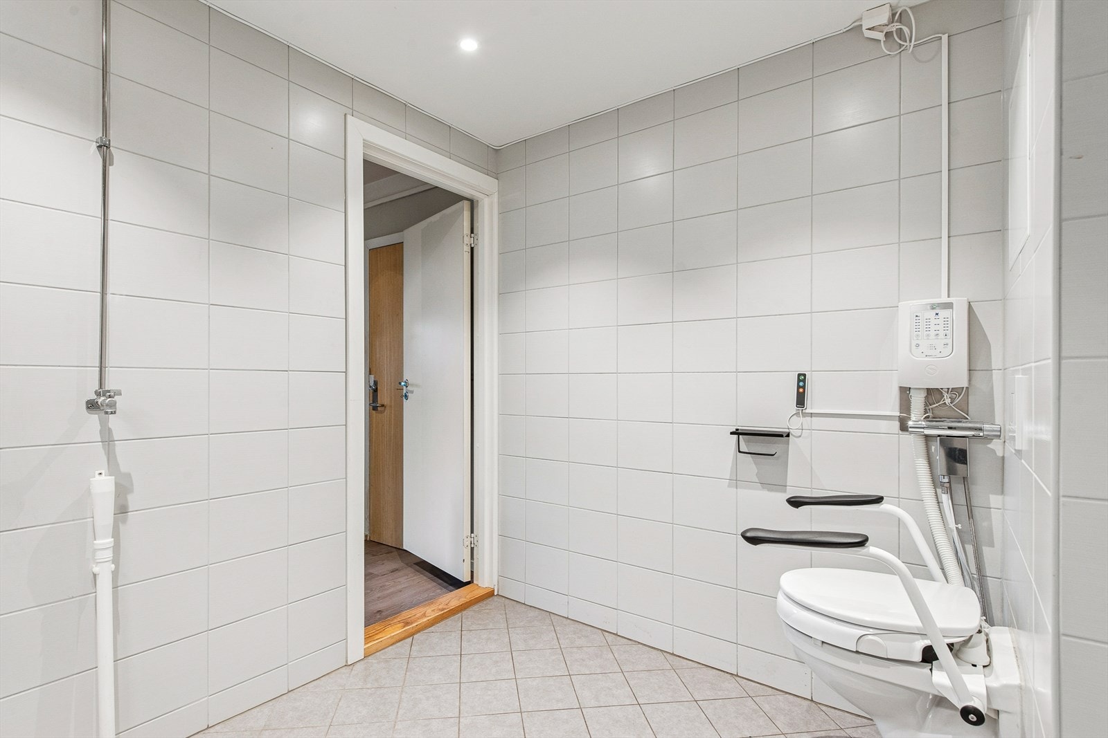 Badet er utstyrt med vegghengt toalett og har opplegg for vaskemaskin. Galleribilde