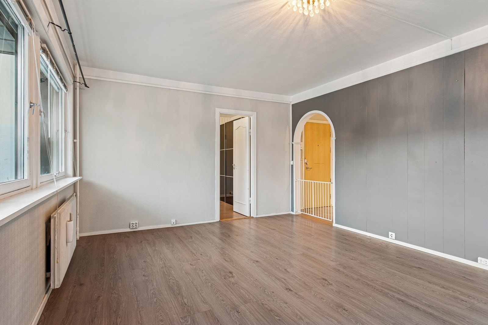 Stuen er et romslig og sentralt rom med adkomst til leilighetens øvrige soner. Galleribilde