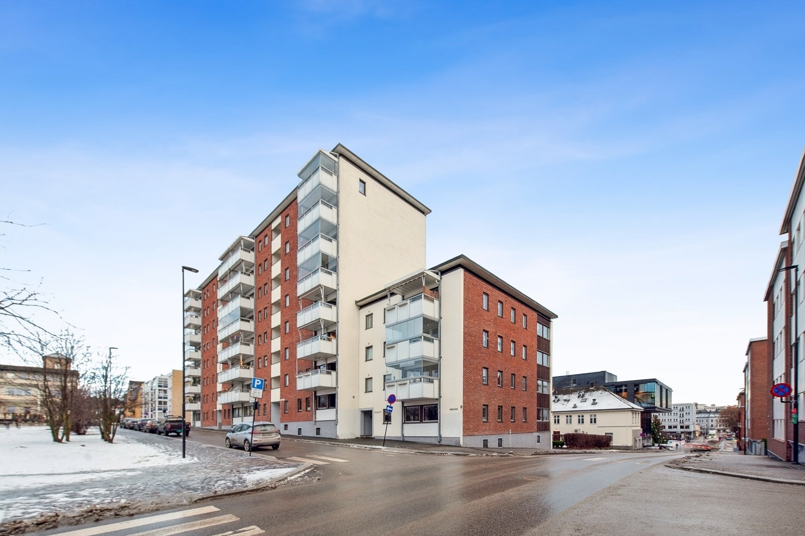 Leiligheten har en attraktiv og sentral beliggenhet i en velholdt boligblokk i Hamar sentrum. Galleribilde