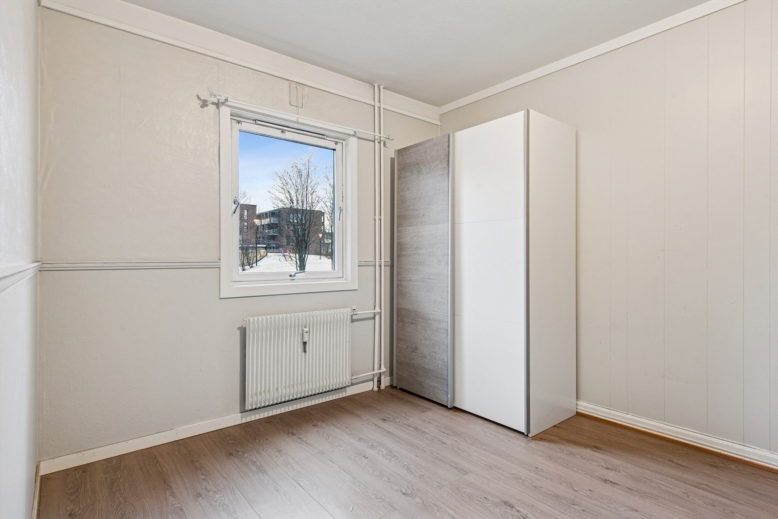 Rommet har malte plater på veggene og oppvarming via vannbåren radiator. Galleribilde