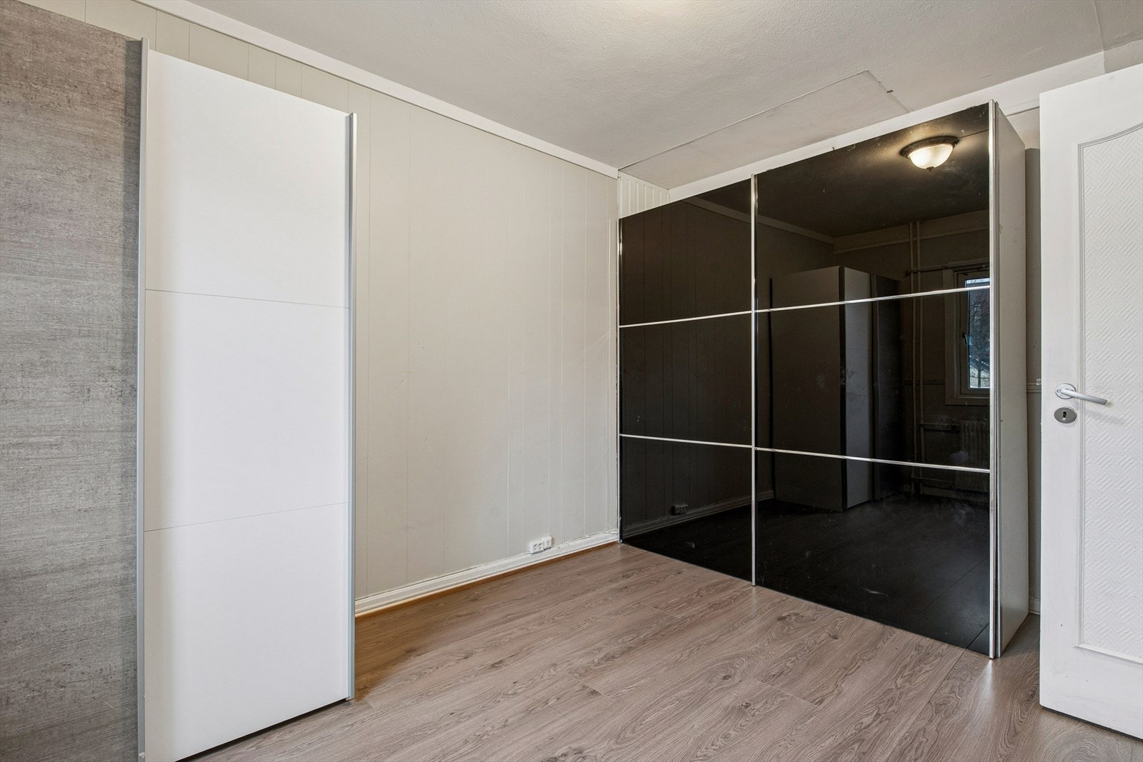 Her er det god plass til både dobbeltseng og ytterligere oppbevaringsmøbler. Galleribilde