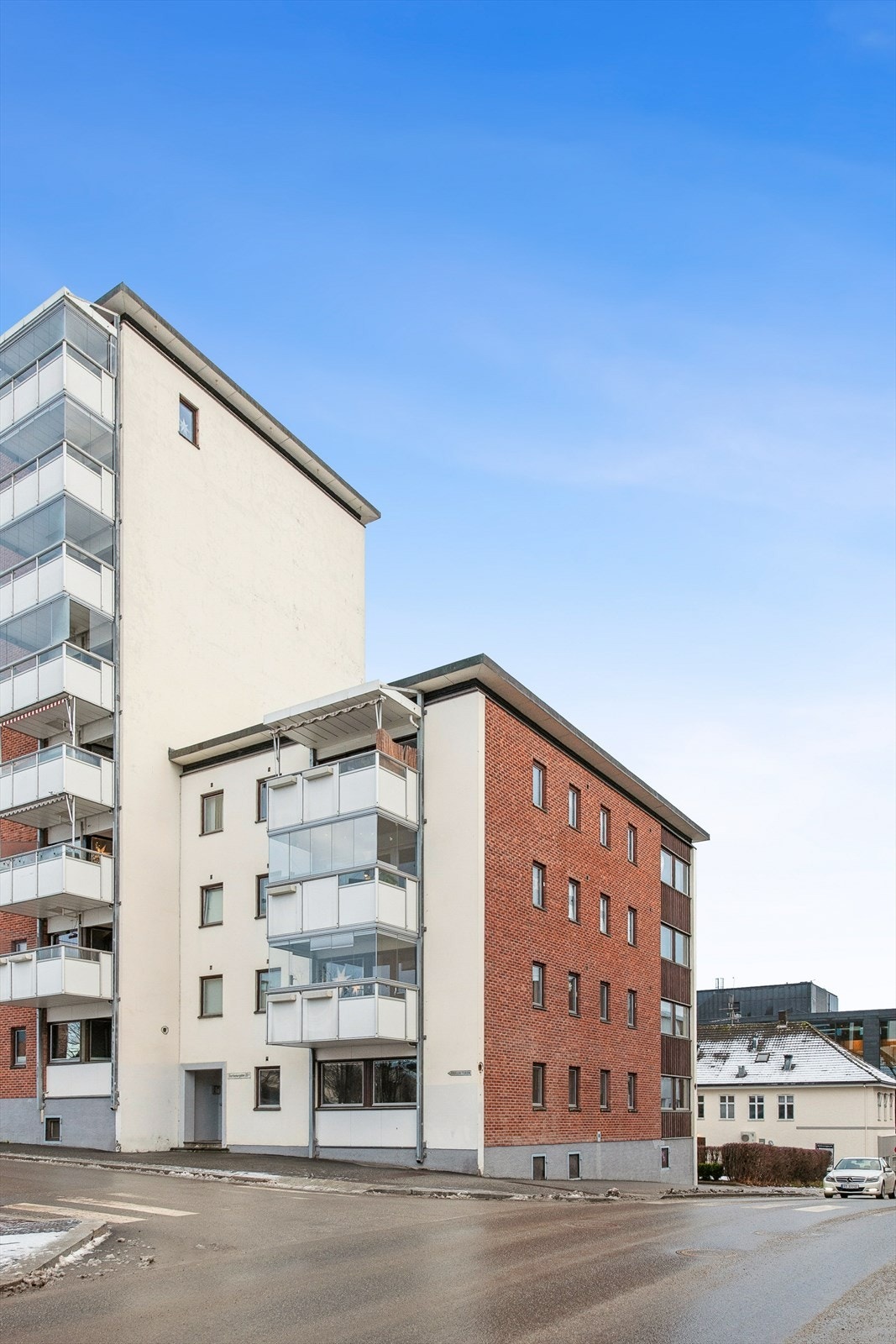 Bygget er fra 1959 og jevnlig vedlikeholdt av borettslaget, som består av 68 leiligheter. Galleribilde