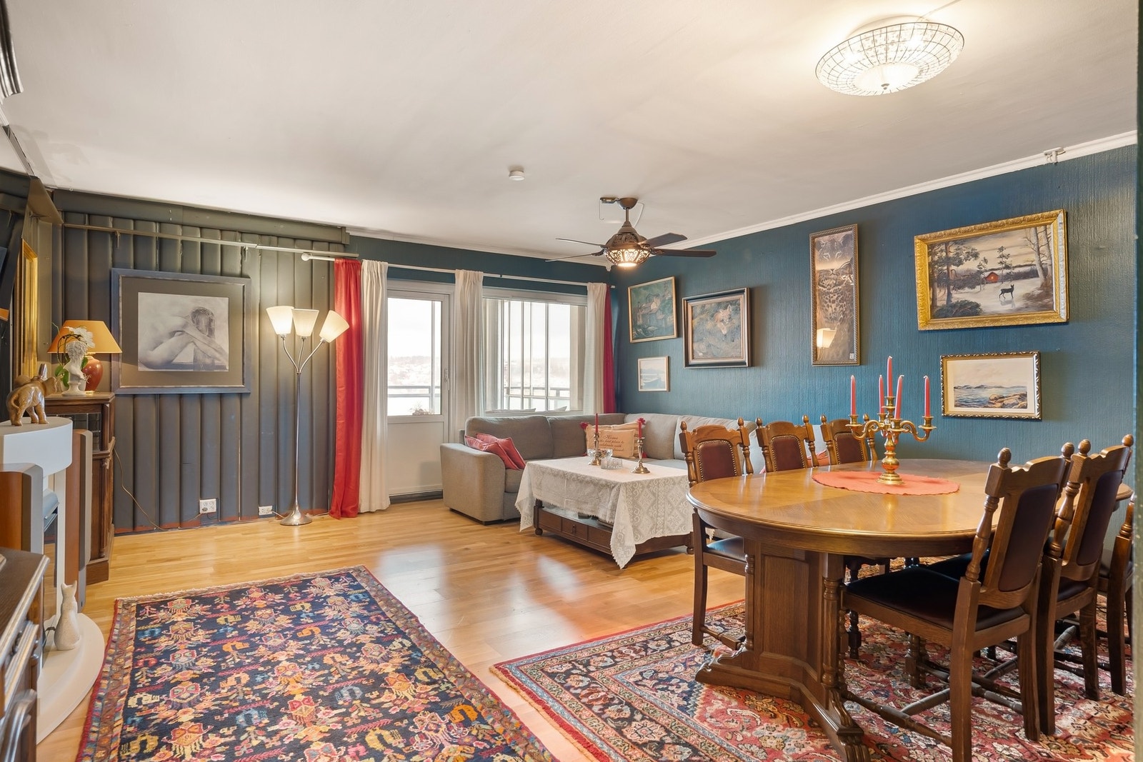 Stor og lys stue med god plass til hyggelige sosiale stunder Galleribilde