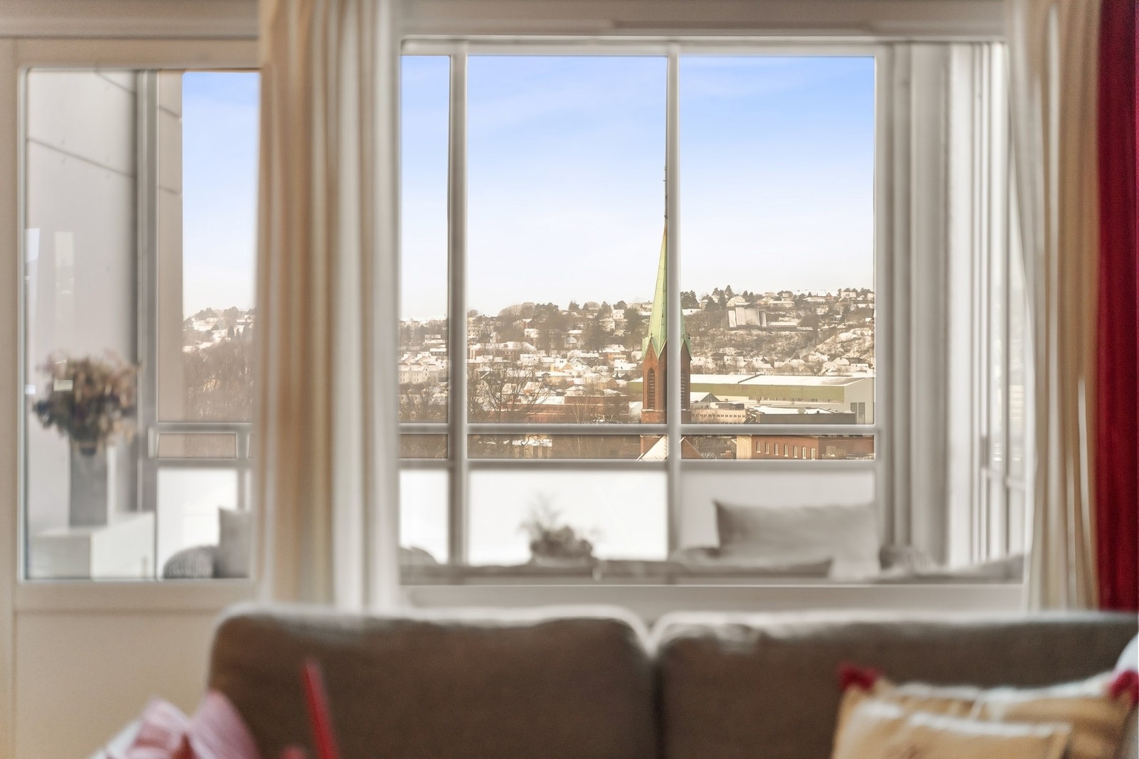 Fra stuen er det utgang til stor, solrik balkong som vender mot vest Galleribilde