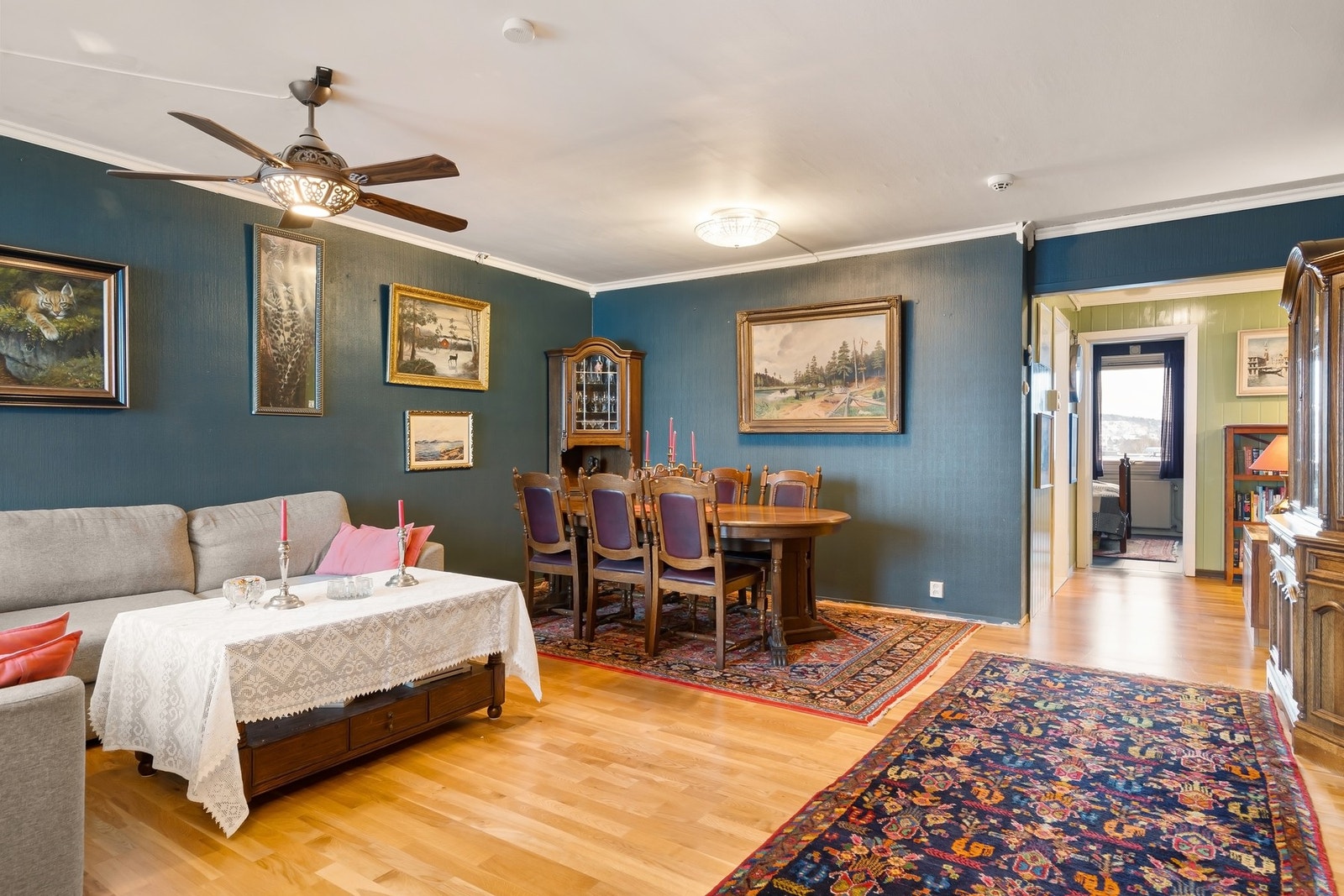 I stuen er der god plass til flere sittegrupper som sofa og spisebord Galleribilde