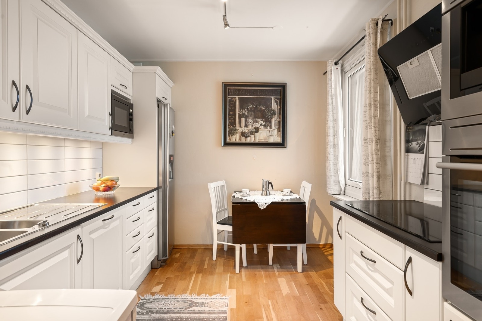 Kjøkkenet har god plass til spisegruppe Galleribilde