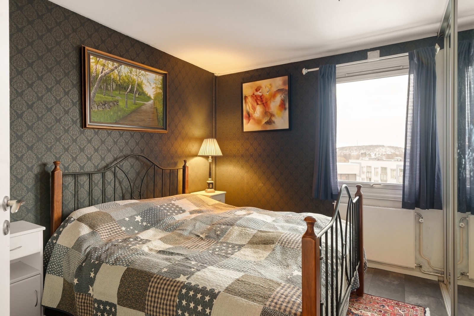 Lyst soverom med integreret skyvedørsgarderobe som vender ut mot stille og rolig omgivelser Galleribilde