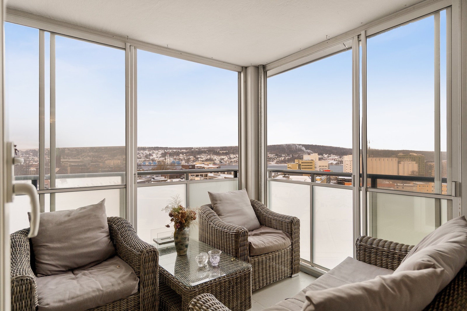 Glassvinduer kan åpnes og lukkes helt - rommet passer fint som en stue nr.2 Galleribilde