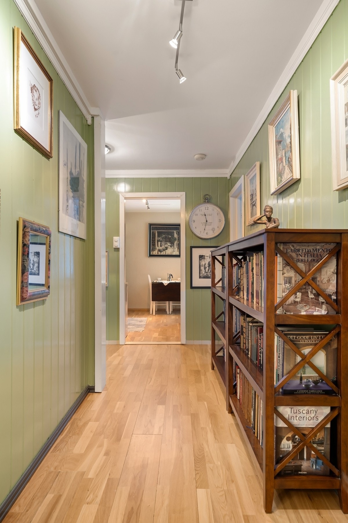 Entré med god plass for oppbevaring av yttertøy og sko Galleribilde