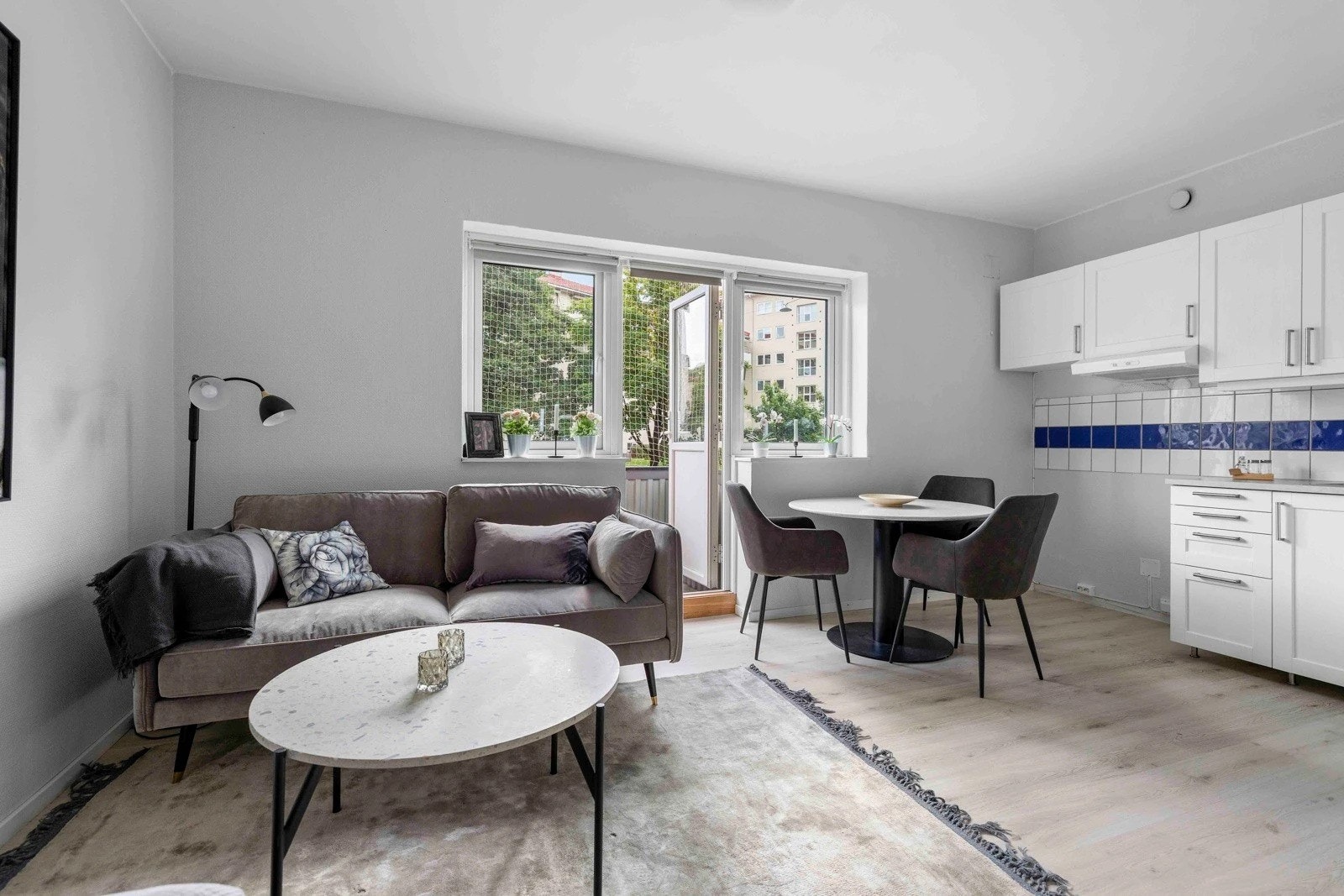 Store vinduer som sørger for naturlig lys. Galleribilde