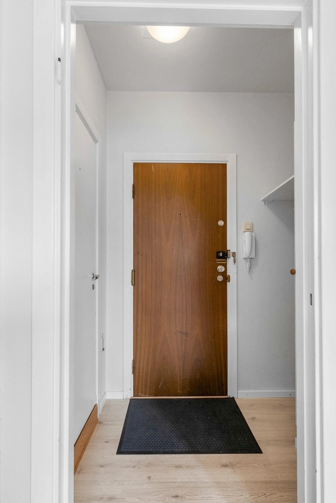 Romslig entre med god plass til å henge av seg. Galleribilde