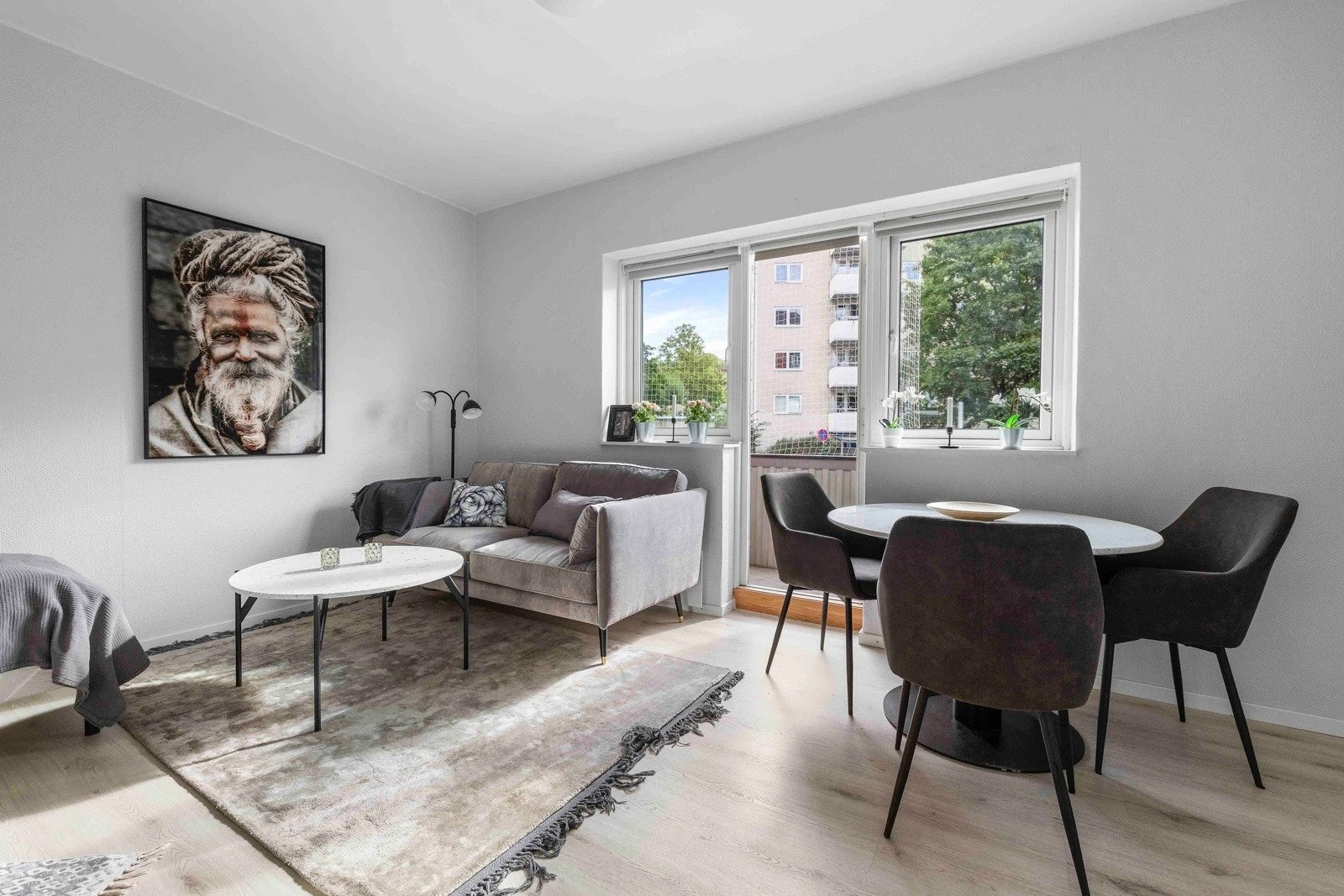 Plass til spisebord og sittegruppe. Galleribilde