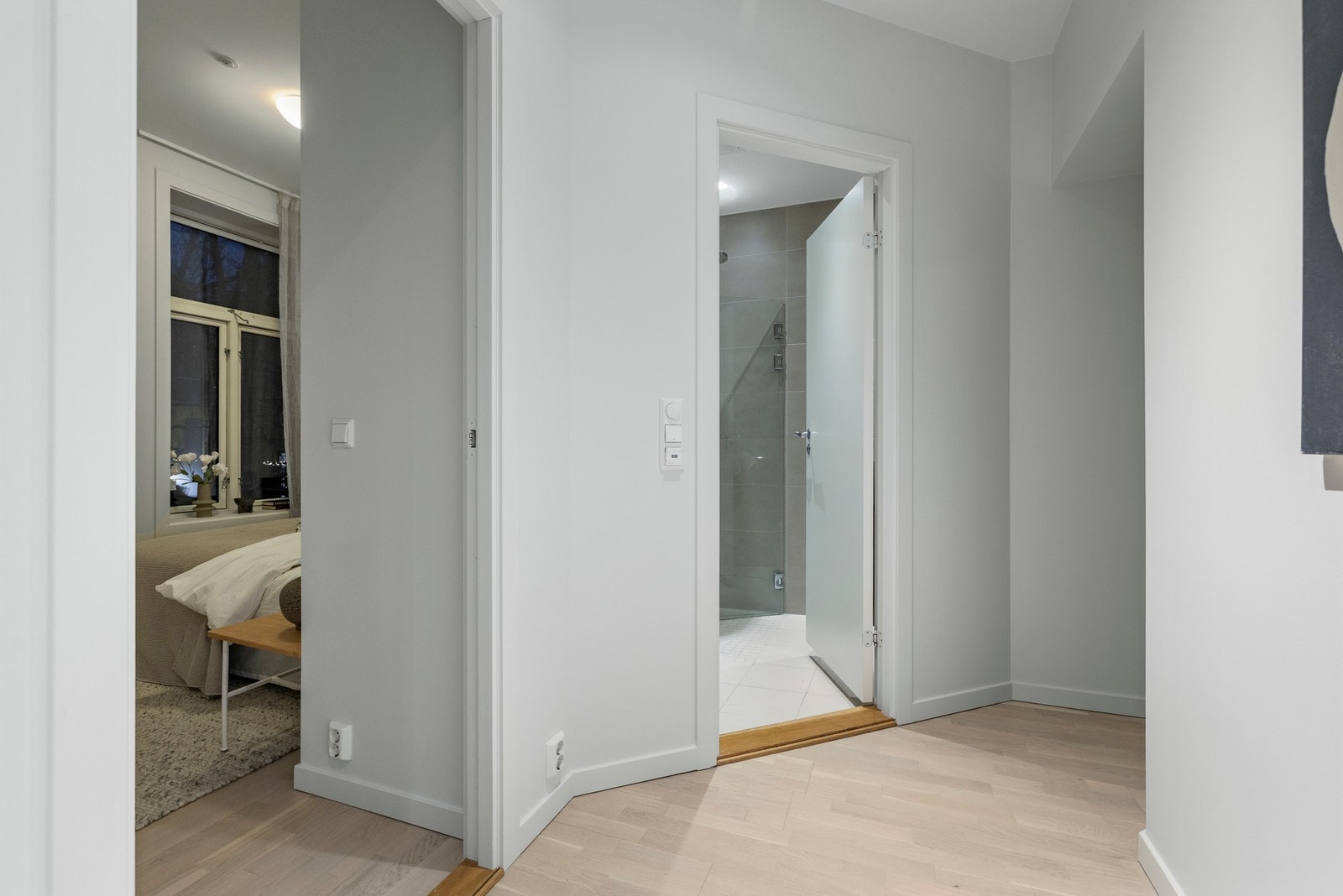 Videre fra kjøkken/stue er det adkomst til to soverom og bad. Galleribilde